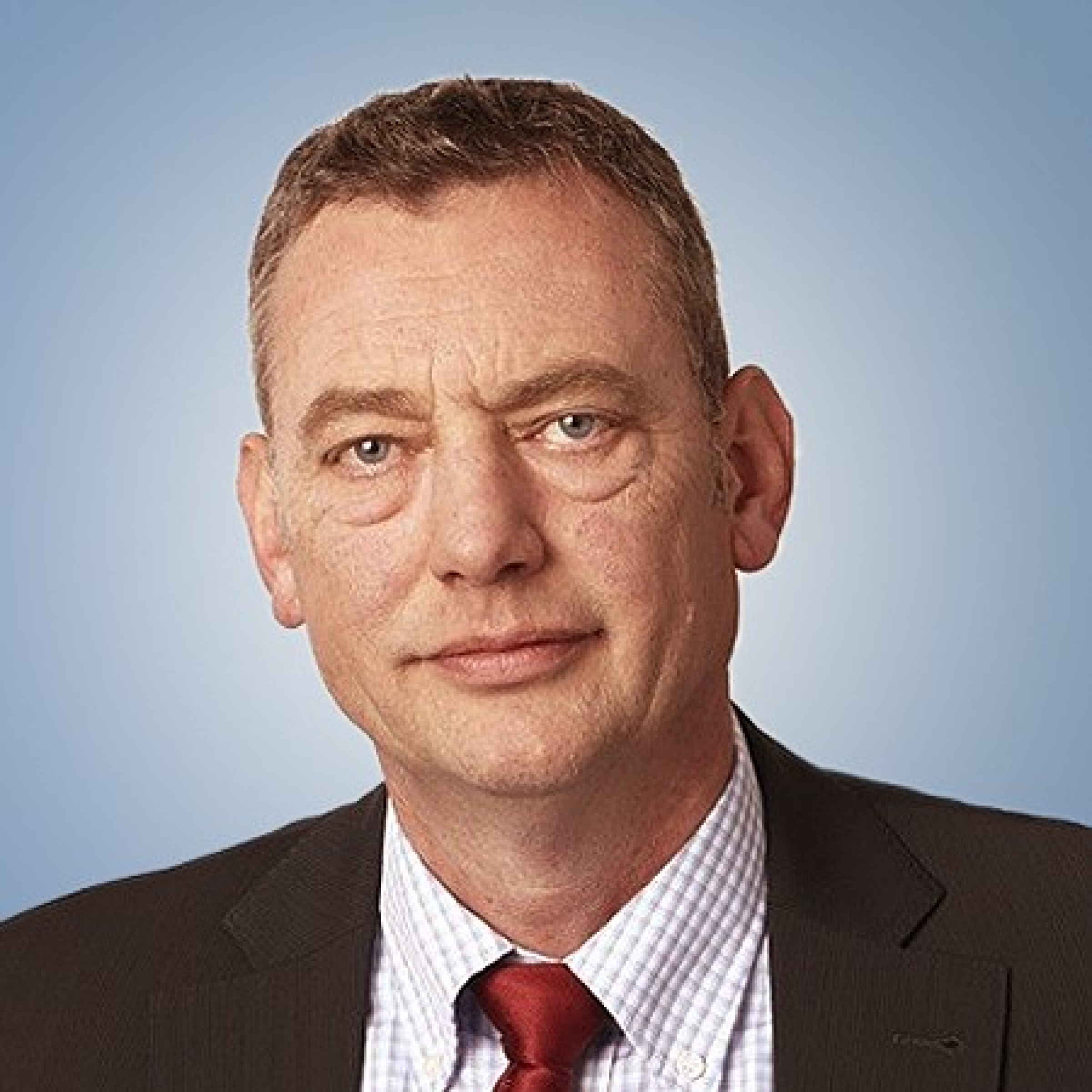 Porträt von Jürgen Schilling im Anzug.